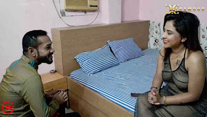 Büyük Yaraklı Hayran, Hintli Aktris Tina'Dan Faydalanıyor