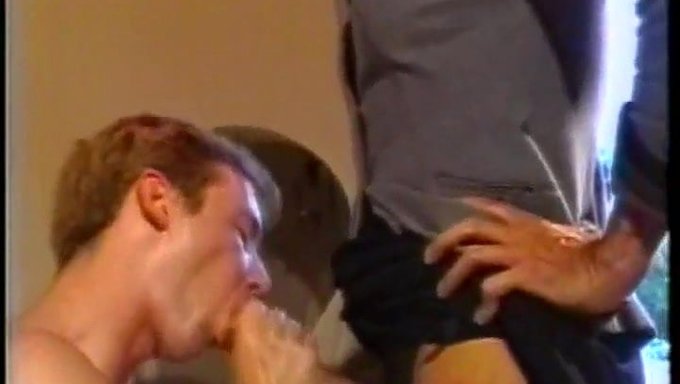 Olgun Çift, Shemale Blowjob Ve Şehvetli Transseksüel Üçlüden Zevk Alıyor