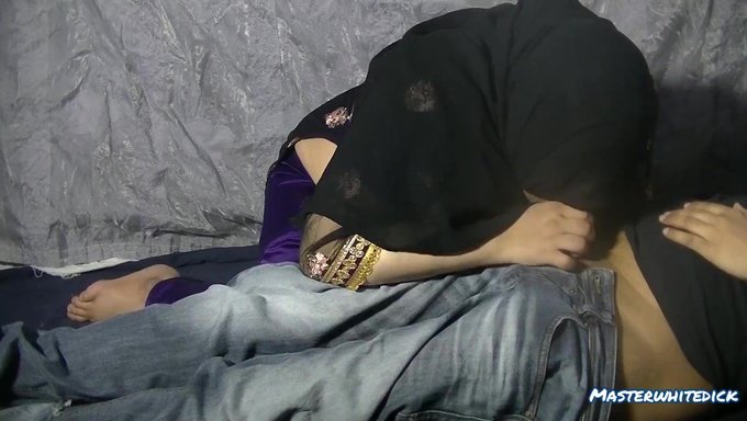 Milf Anne, Üvey Oğlunu Hintçe Anal Seks Izlerken Yakaladı