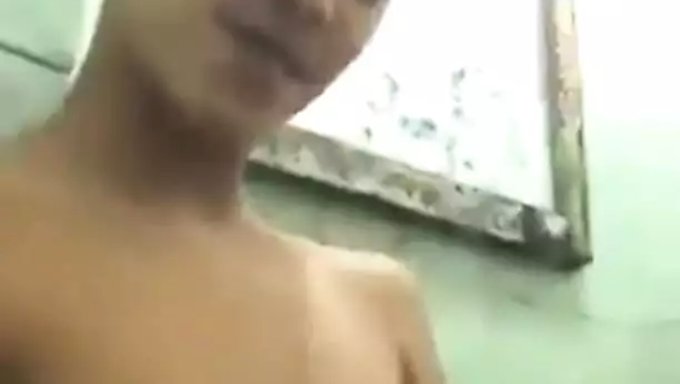 Yaşlanan Asyalı Kadın, Genç Sevgilisiyle Banyoda Seks Yapıyor