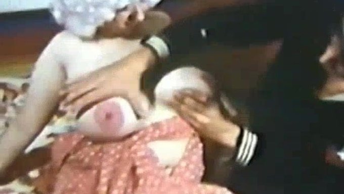 Klasik Porno Videosunda Büyük Göğüslü Retro Bebek