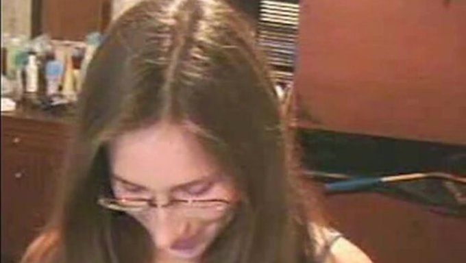 Dik Göğüslü Dolgun Göğüslü Bir Kızın Solo Webcam Performansı