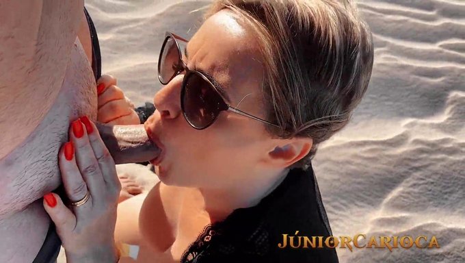 Sarışın Bir Milf Masaj Alıyor Ve Plajda Güneşin Tadını Çıkarıyor