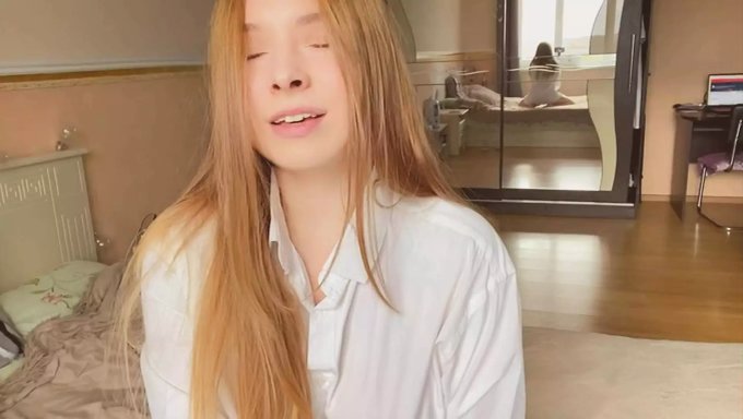 Muhteşem Bebek, Solo Bir Videoda Kendini Orgazma Ulaştırarak Zevk Alıyor