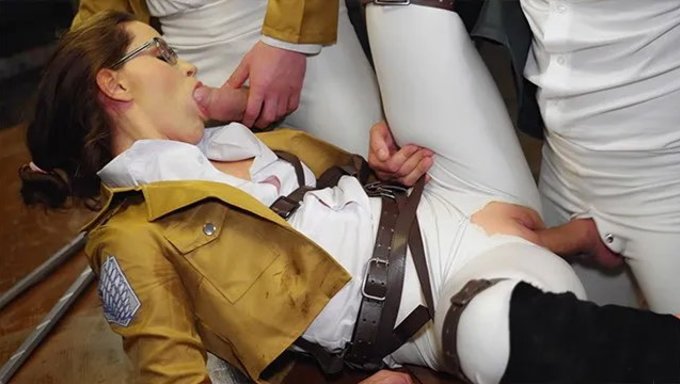 Muhteşem Bir Titan Cosplayer, Devasa Hediyesini Ortaya Çıkarıyor