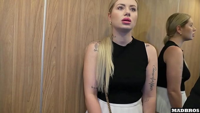 Fransa'Dan Güzel Sarışın Mickel, Alışılmadık Bir Ortamda Anal Seks Yapıyor.