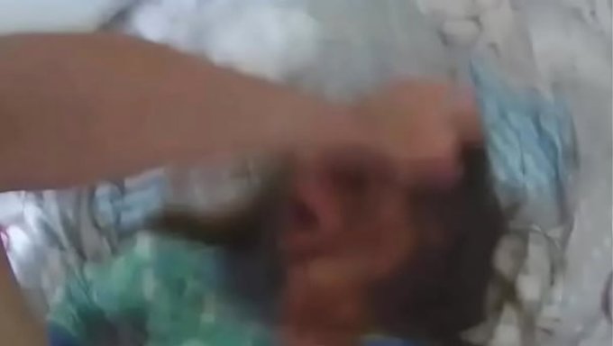 Bir Adam, Karısının Onu Arkadaşıyla Aldatıp Aldatmadığını Kontrol Ediyor.