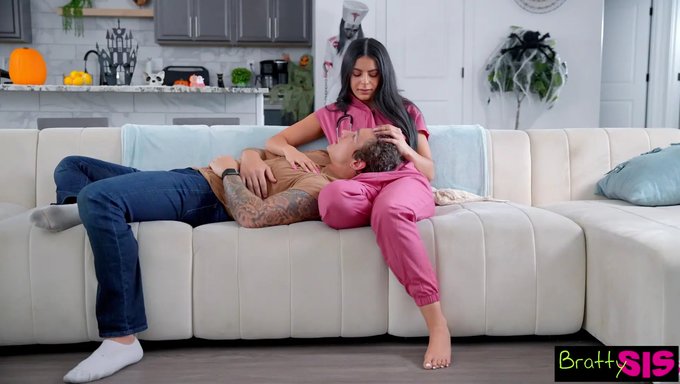 Angel Gostosa, Cadılar Bayramı Hediyesi Olarak Amına Koca Bir Alet Yedi.