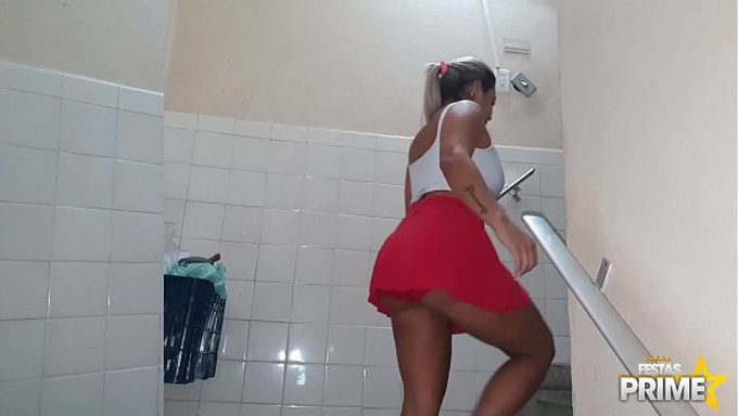 Binanın Merdiven Boşluğunda, Kıvrımlı Komşu Tarzım Üç Adamı Durduruyor.