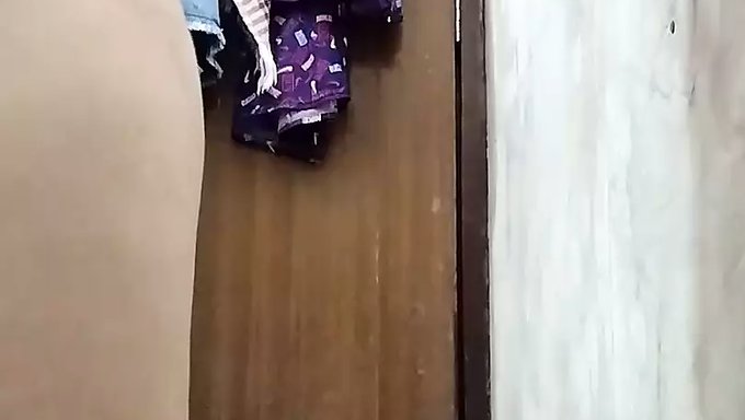18 Yaşındaki Hintli Kız Orgazma Kadar Mastürbasyon Yapıyor