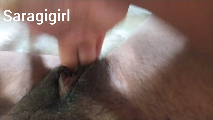 Büyük Göğüslü Ve Büyük Klitorisli Amatör Asyalı Kız