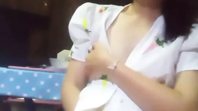 Genç Taylandlı Kadın Özel Olarak Kendini Tatmin Ediyor