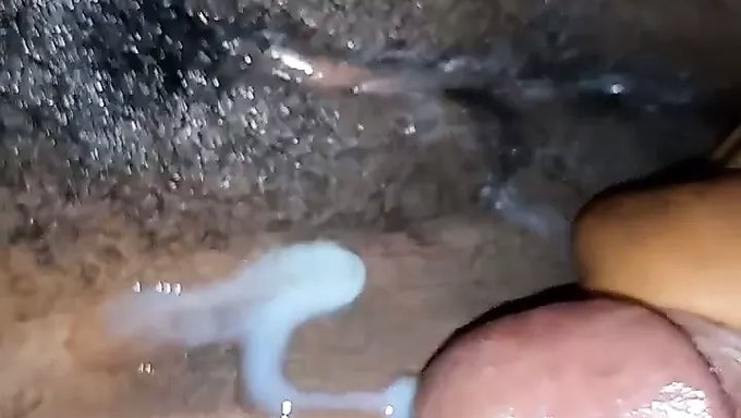 Tüylü Bir Genç Kızın Erkek Arkadaşı Sınıfta Onu Ziyaret Ediyor.