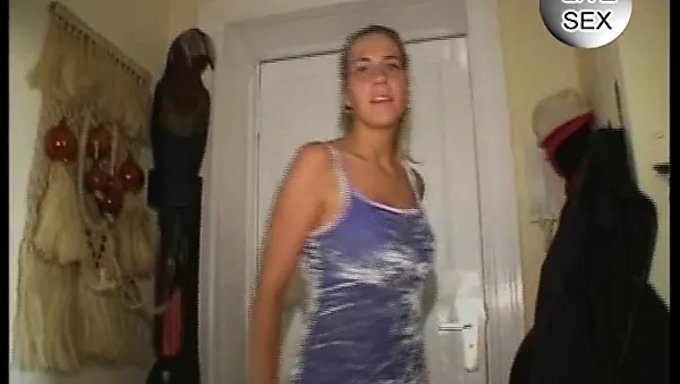 Büyük Göğüslü 18+ Genç, Tek Başına Oyun Için Dildo Kullanıyor