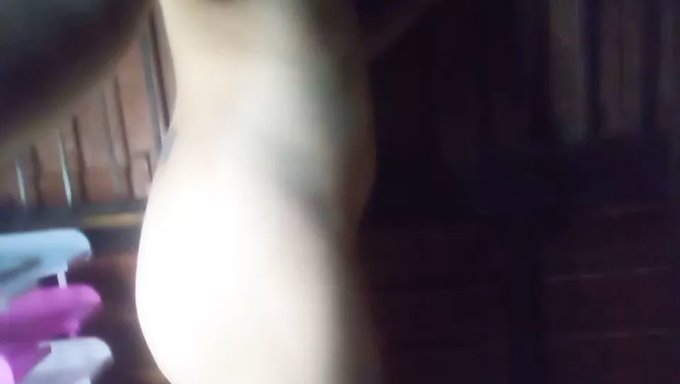 Sevimli Asyalı Genç Kız Mastürbasyon Yapıyor Ve Poposunu Siktiriyor
