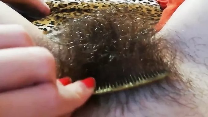 Büyük Klitorisi Ve Tüylü Amı Olan 18+ Genç Kız Sıvı Fışkırıyor