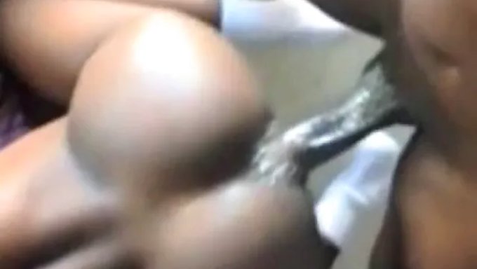 Büyük Popolu Afrikalı-Amerikalı Shemale Anal Penetrasyon Alıyor