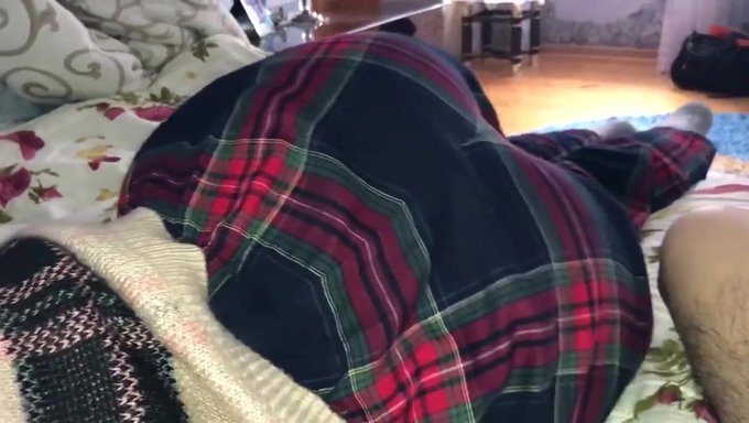 18+ Genç Kızın Büyük Götü Ve Islak Amı Sikişiyor