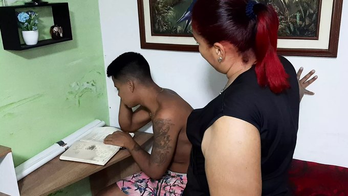 Olgun Bir Latin Kadın Ev Yapımı Bir Videoda Sakso Çekiyor