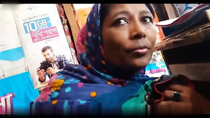 Bangladeşli Teyzenin Büyük Doğal Göğüsleri Sergileniyor