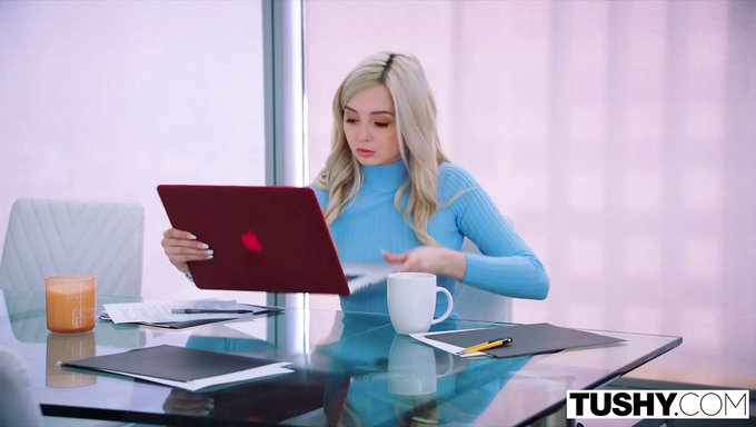 Mick Blue Ve Bir Iş Arkadaşı Işte Bir Kadını Memnun Ediyor