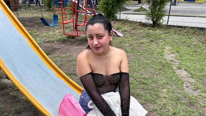 Bir Tür Üniversite Takibi, Biraz Teşhircilik Ve Sıcak Bir Sahne.