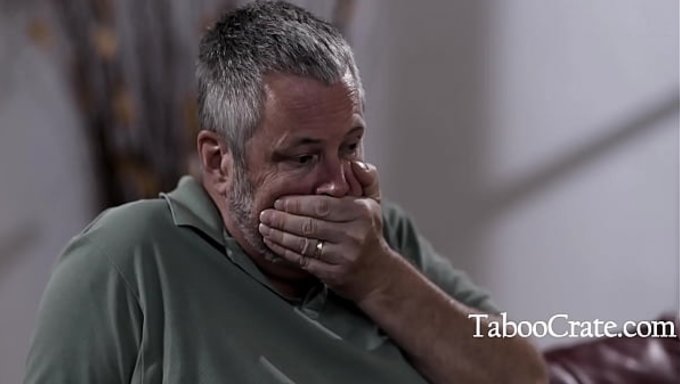 Üvey Oğlan, Üvey Babasını Yere Atıp Annesini Sikişiyor.