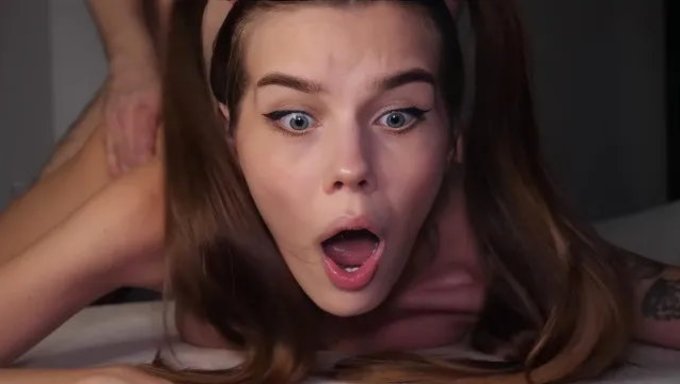 Cılız Genç Alina Foxxx, Dar Göt Deliğini Kocaman Bir Aletle Iyice Açıyor.