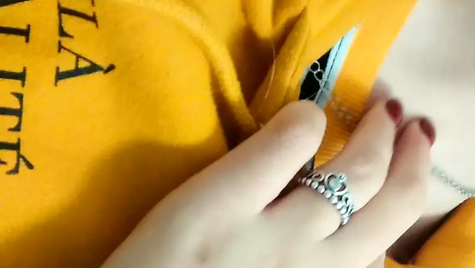 Amatör 18 Yaşındaki Bebek Bu Ev Yapımı Videoda Boşuna Soyunuyor
