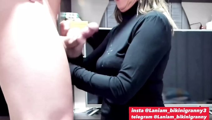 Ukraynalı Üvey Anne Bu Tabu Fetiş Videosunda El Işi Yapıyor