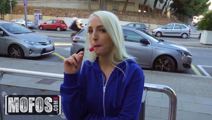 Liz Rainbow'Un Lezzetli Vücudunu Halka Açıkta Tatmak
