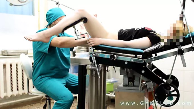 Büyük Göğüslü Sarışın Jinekolojik Checkup Alıyor