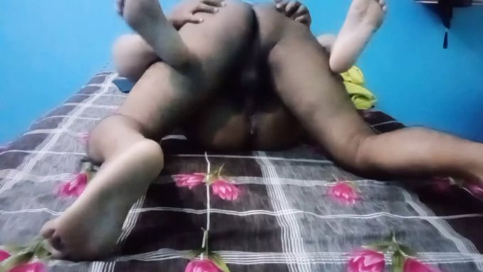 Desi Bhabhi'Nin Büyük Yarağı Orgazmı (18+)