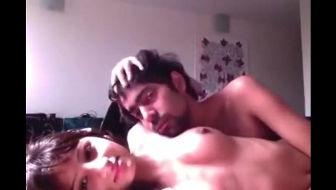 Hintli Kız Arkadaş, Xxx Videosunda Sert Seksin Tadını Çıkarıyor