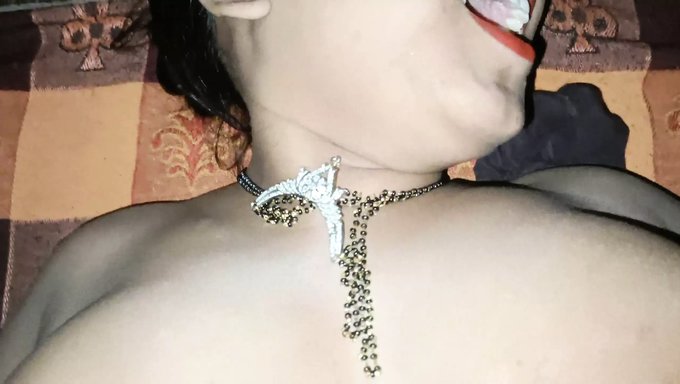 Büyük Doğal Göğüslere Sahip Hintli Bebek, Kıçını Yalatıp Siktiriyor