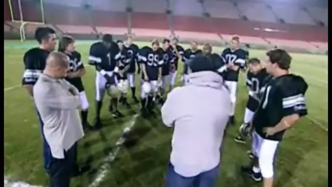 En Seksi Cheerleader, Tüm Futbol Takımı Tarafından Beceriliyor