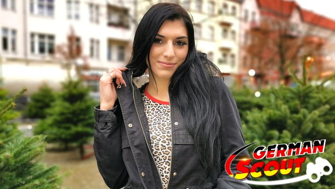 Sevimli Alman Genç Kristall, Büyük Yarrağıyla Sıkı Amını Genişletiyor