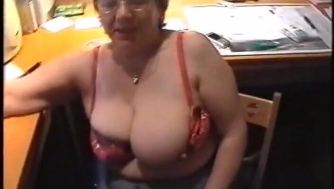 Yaşlı Alman Dişi, Bölüm 11'De Yüzüne Ve Derin Boğazına Kadar Alıyor