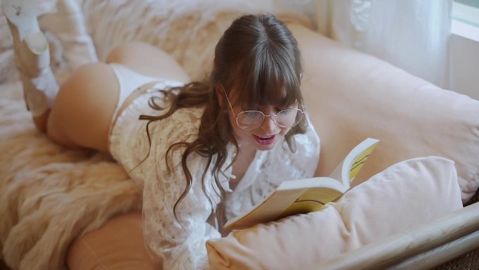 Riley Reid, Ders Çalışırken Öğretmeni Hakkında Hayal Kuruyor!