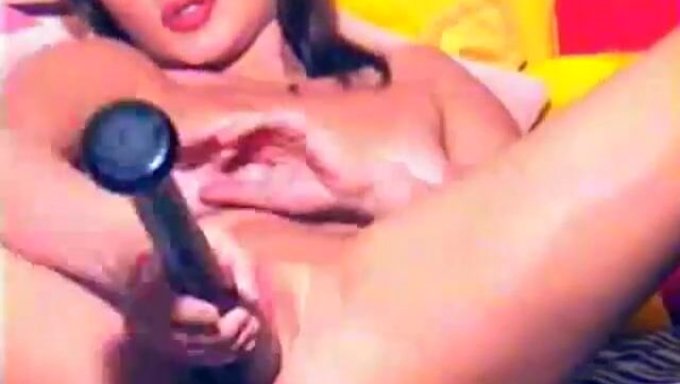 Olgun Bir Amatörün Seks Oyuncakları Ve Beyzbol Sopası Kullanarak Webcam Videosu