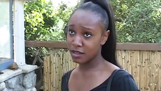 Esmer Afrikalı Milf, Sert Sikişin Tadını Çıkarıyor