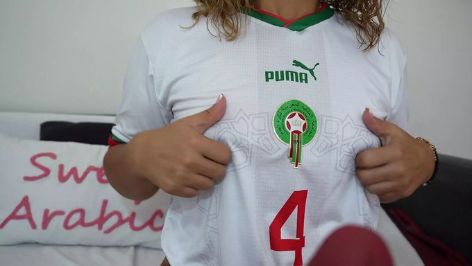 Arap Güzeli Dildo Ve Yağlı Vücutla Mastürbasyon Yapıyor