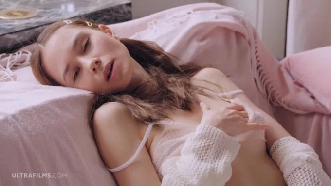 Muhteşem Rus Solo Yıldızı Leona Mia, Sizi Daha Fazlasını Istemeye Bırakacak Baştan Çıkarıcı Bir Videoda