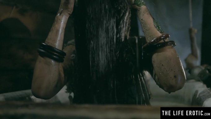 Emily J., Bu Erotik Videoda Karanlık Fantezilerini Ortaya Çıkaran Kinky Bir Güzellik.