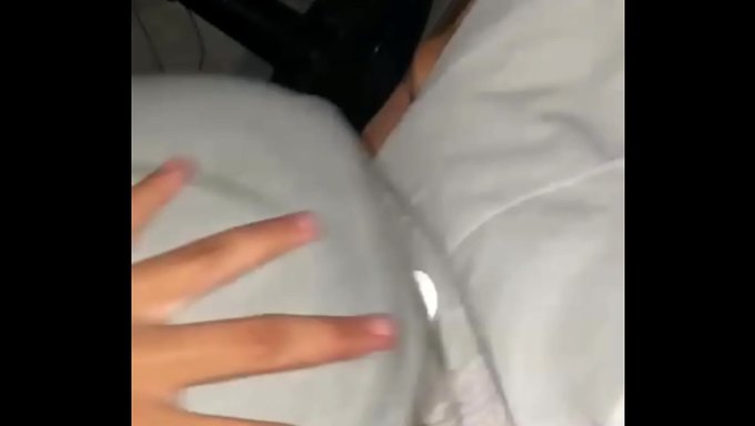 Kısa Elbiseli, Külotsuz Genç Bir Kadın Beni Baştan Çıkarıyor Ve Kalçalarını Sopaya Sürtüyor.