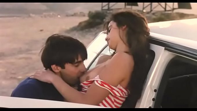 Penelope Cruz Kocaman Bir Aleti Yalayıp Öpüyor.