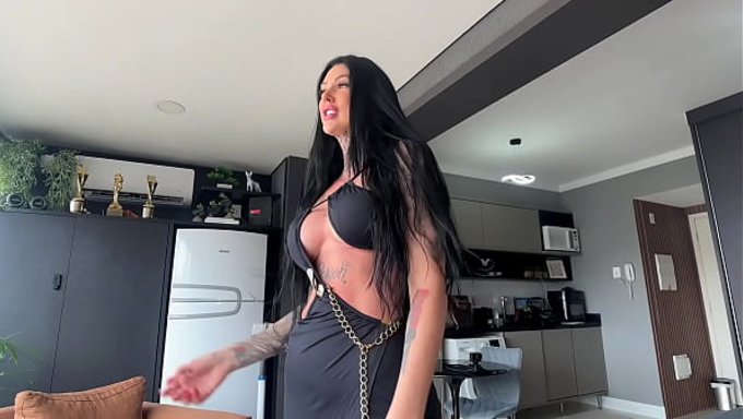 Göğüsleri Dolgun Milf, Ters Kovboy Pozisyonunda Kocaman Bir Aletle Sertçe Beceriliyor.