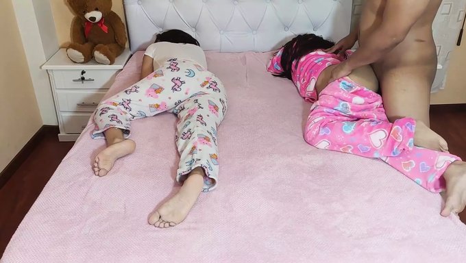 Iki Bebek Benden Çok Süt Istiyor Ve Ben Onlara Veriyorum