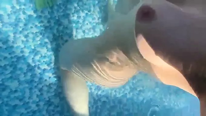Büyük Doğal Göğüslere Sahip Genç Bir Kız, Güneşte Ve Suda Keyifli Bir Gün Geçiriyor