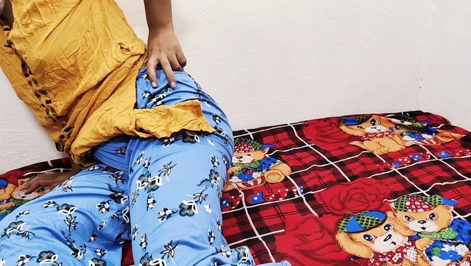 18+ Genç Kız Dildo Ile Mastürbasyon Yapıyor Ve Amcık Masajı Yapıyor